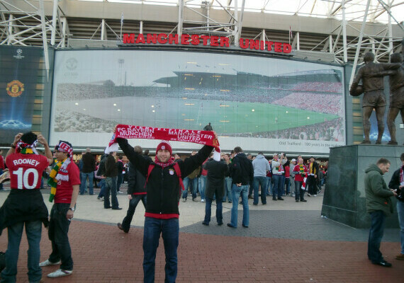 Vor dem Old Trafford in Manchester